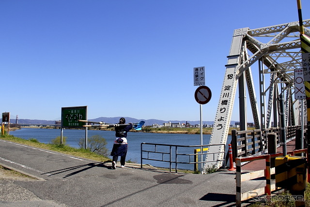 城東貨物線の脇で活動する地元漕艇部