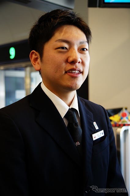 当日の客室乗務員を代表し、信濃良さんがコメント。元々は事務職として入社したという。