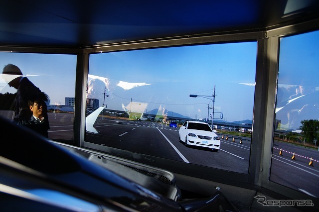実際の映像だけでなく、CGを重ねて表示させることも可能で、これによって交通事故に発展しやすい危機的状況を再現させられる。