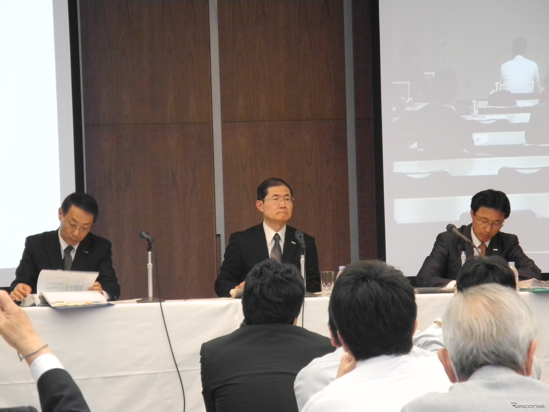 パナソニックの13年3月期決算会見風景。ひな壇中央が河井英明常務