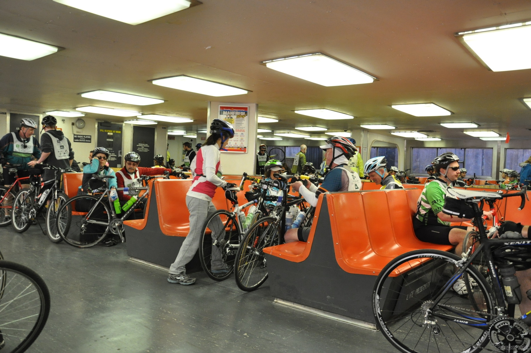 フェリーに乗り込む参加者