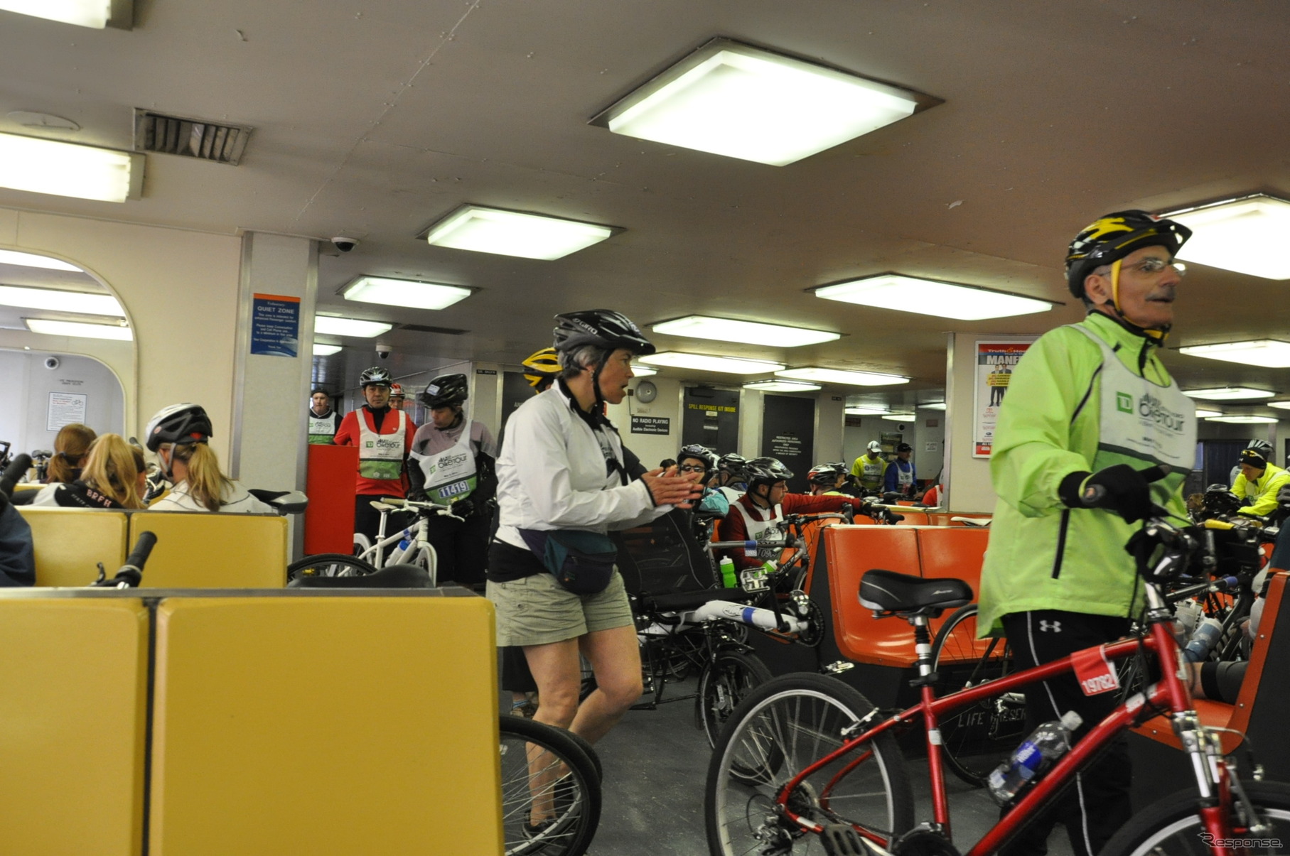 フェリーに乗り込む参加者