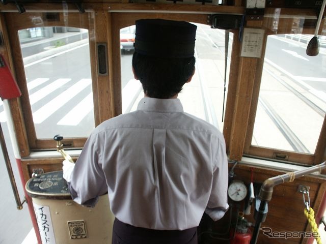 「箱館ハイカラ號」の運転台。オープンデッキ構造のため風雨にさらされやすく、天候によっては運休することもある。