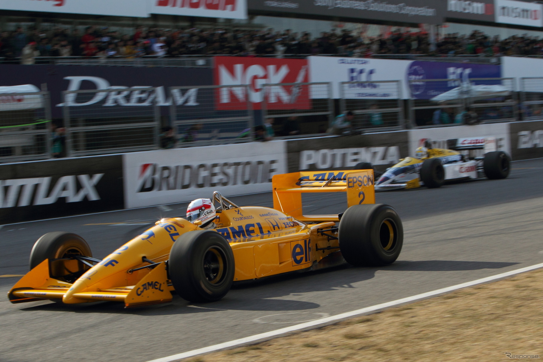 後年のイベントで走る、1980年代のホンダF1エンジン搭載車。手前がロータス、奥がウイリアムズ。