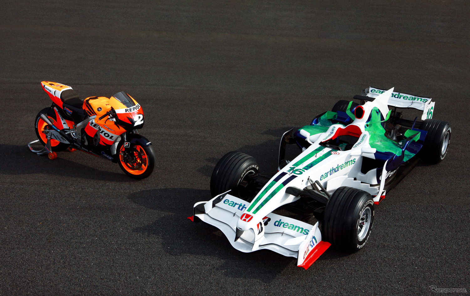 2008年のホンダF1マシン「RA108」（右）。