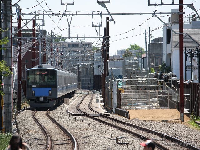 石神井公園～大泉学園間で進められている池袋線の高架化工事（右）。