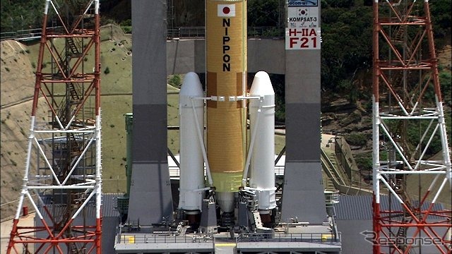 イプシロンロケットの第1段エンジンには、H-IIA/Bの固体ロケットブースタのSRB-A3が利用されている（H-IIAの両脇の白いブースタ）