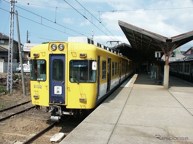 出雲大社前駅に停車中の2100系。「プレミアム体験運転」では京王帝都電鉄時代の塗装に戻された編成が使用される。