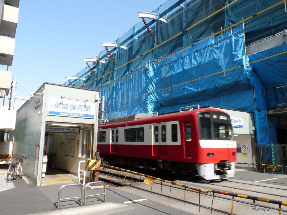 2013年度に上り線が高架化される京成曳舟駅。下り線を含む全体の事業施行期間は2016年度末までを予定している。