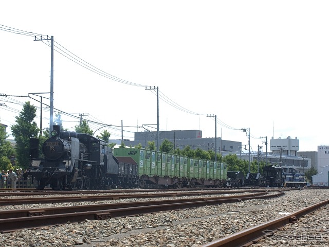 神奈川臨海鉄道が静態保存しているC56形蒸気機関車の139号機（通常は非公開）も展示。ディーゼル機関車（右）と貨車数両（中央）、C56 139（左）で編成を組み、駅構内をディーゼル機関車に引かれて数回走行した。