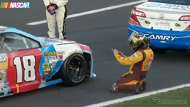 車の損傷部分を撮影するカイル・ブッシュ（動画キャプチャ）