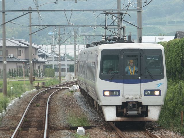 特急「いしづち17・20号」などで運用されている8000系電車。運転区間変更中は使用車両も気動車2両編成に変更する。