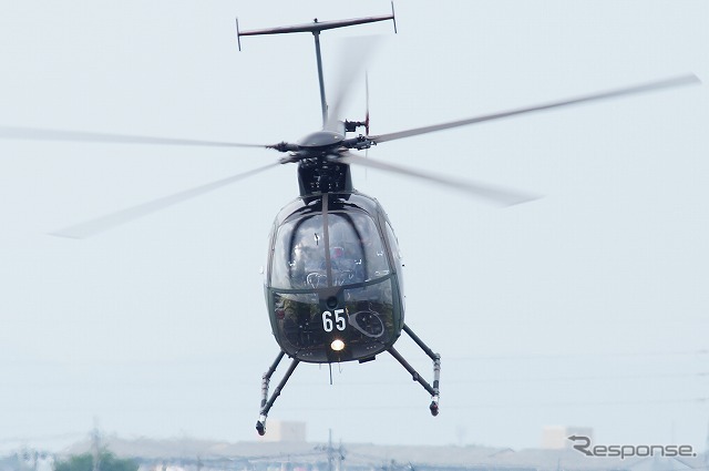 OH-6は小回りが効く機体だが、ベテランが操縦すると信じられないような動きを見せる。