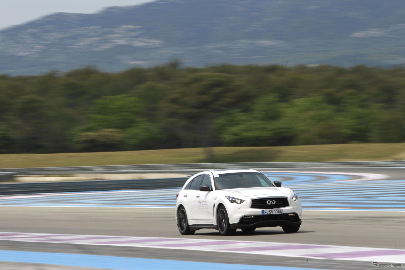 ポールリカールで行われたインフィニティ車の開発テストに参加したベッテル選手