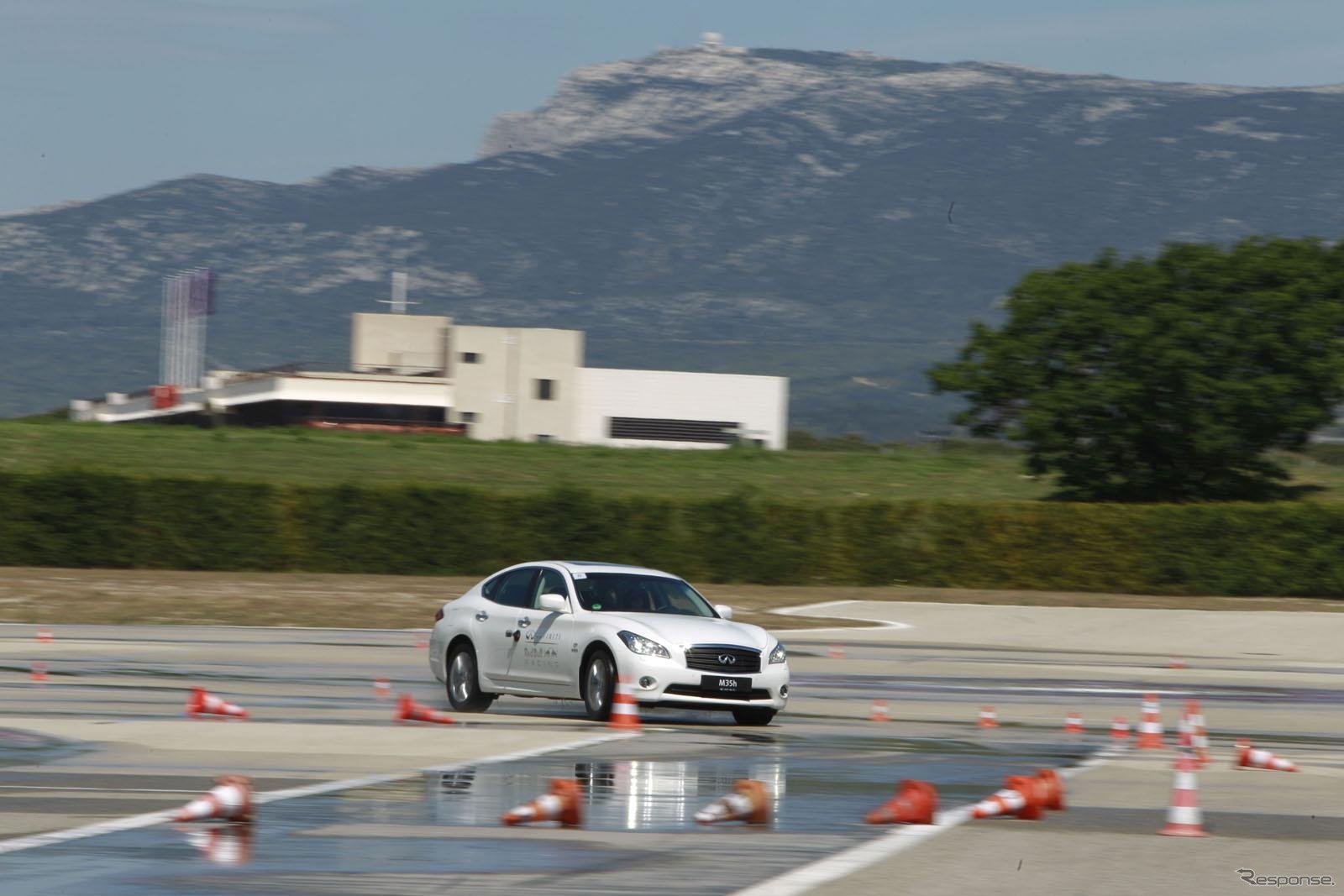 ポールリカールで行われたインフィニティ車の開発テストに参加したベッテル選手