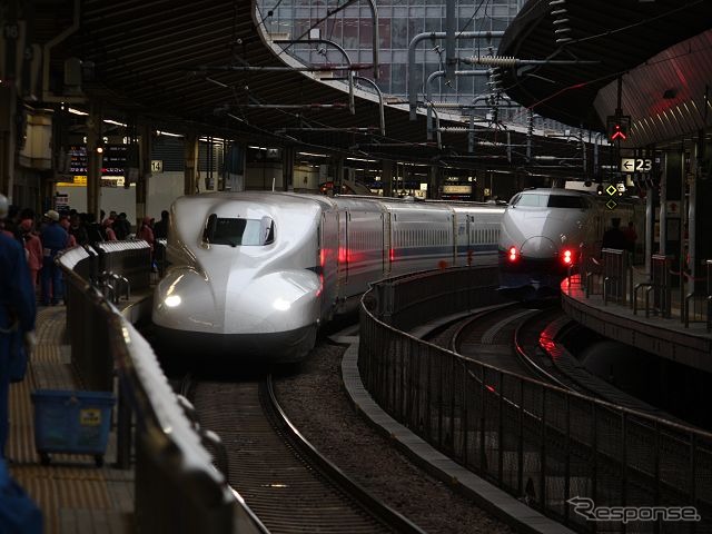 東京駅に入線するN700系「のぞみ」。