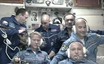 ISSに到着した第36次/第37次長期滞在クルー（前列）