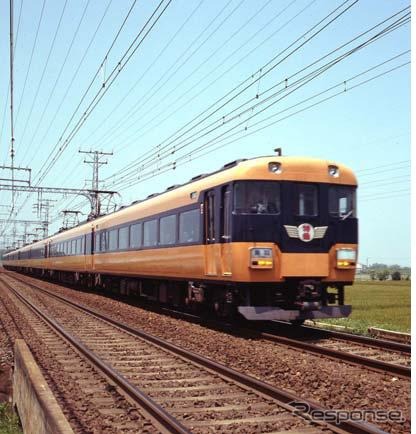 特急形電車の12200系。「あおぞらII」補充車として投入するにあたり、20100系の復刻塗装を施す。