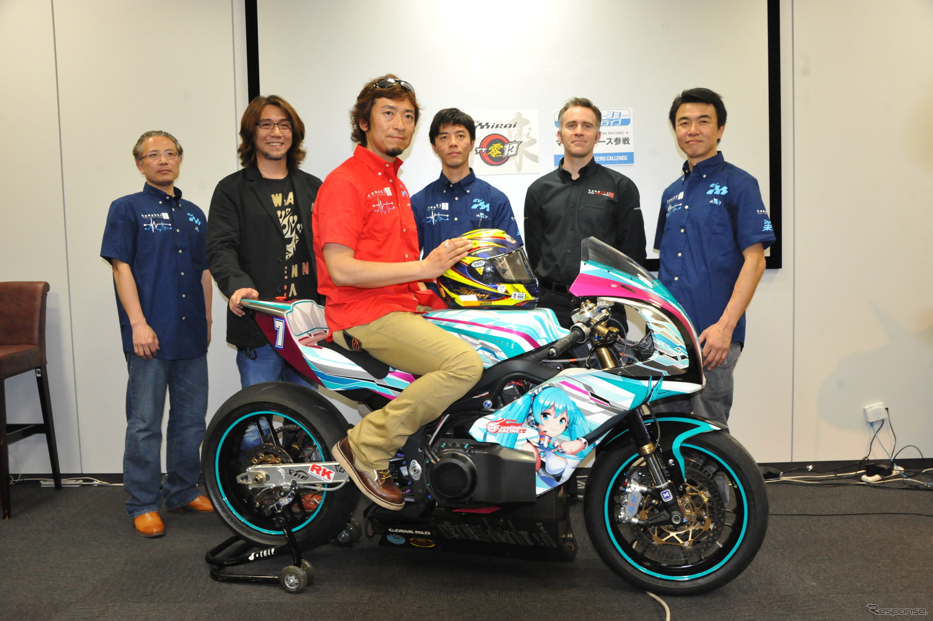 松下選手を囲む岸本氏率いるチーム「KOMATTI-MIRAI RACING」とTT零13（KM1S）（2013年３月）