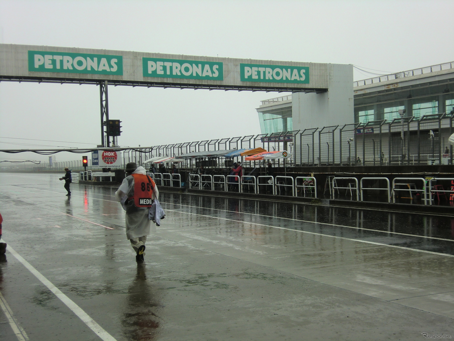 オートポリスは朝から雨に見舞われた。