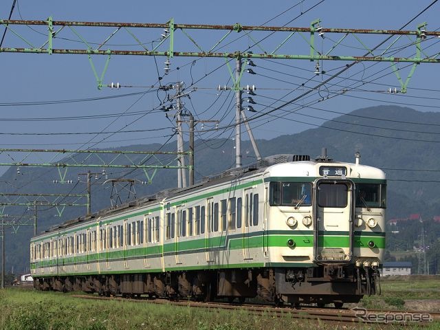 ほくほく線開業前から上越線の普通列車として運転されていた115系も健在。写真の4両編成のうち製造当初から新潟で運用されていたのは先頭の1両だけで、後方の3両は首都圏からの転属車。よく見ると窓の形状に違いが見られる。両端の先頭車は中間車を先頭車に改造したもの。（上越線塩沢～六日町）