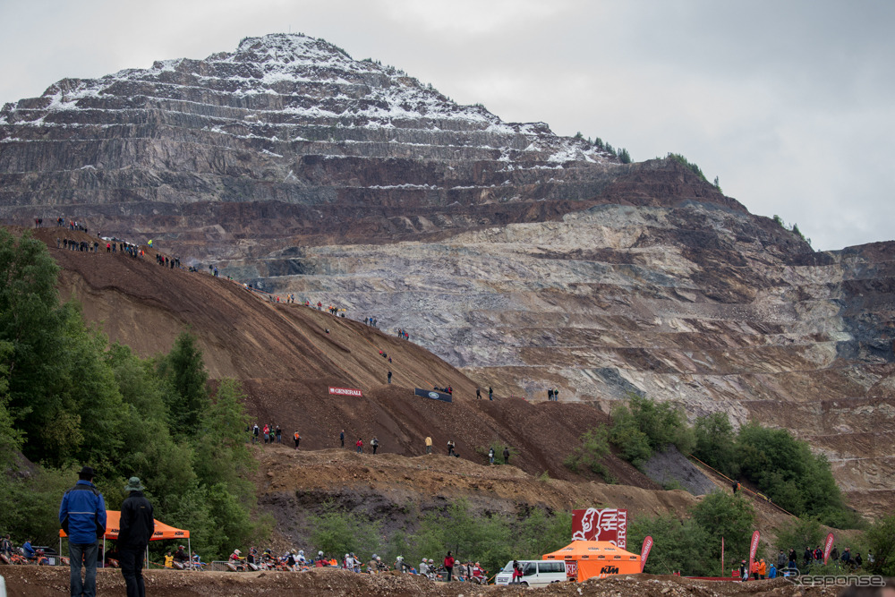 鉱山「エルズベルグ」は若干雪化粧。ただし、頂上付近もすでにつもってはいない良好なコンディションになった