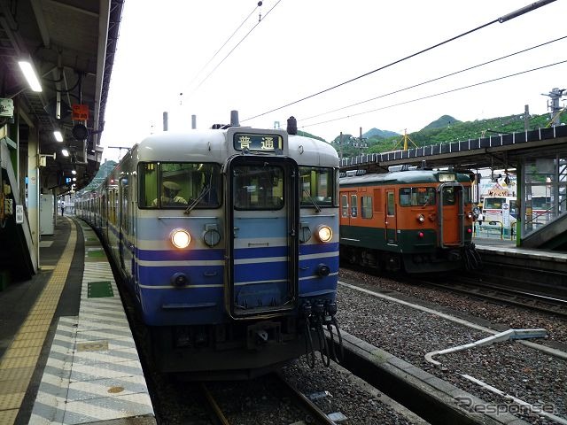 上越線は群馬県と新潟県の県境にほど近い水上駅で運転系統が分かれており、この駅で長岡行き普通列車（左）に乗り換える。