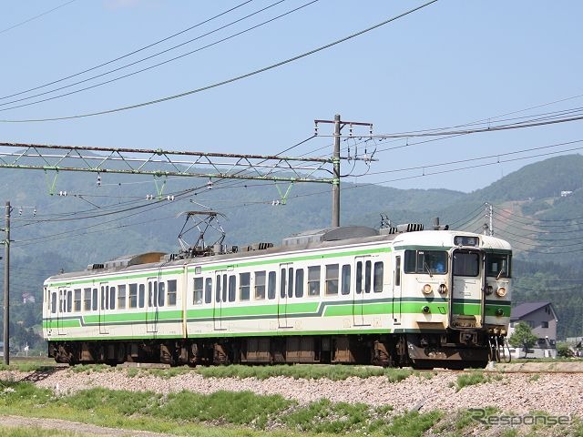 新潟県側の上越線普通列車は2両編成で運転されているものもある。幹線鉄道というよりはローカル線の風情だ。（上越線塩沢～六日町）