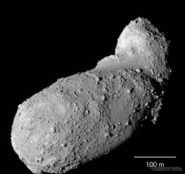 小惑星イトカワ。画面中央右寄りの滑らかな部分は、「はやぶさ」を打ち上げた内之浦宇宙観測所にちなんで「ウチノウラ(Uchinoura Regio)」と名付けられている。