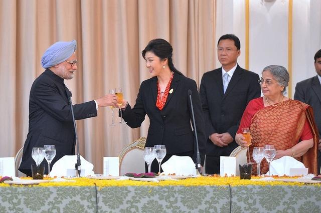 インドのシン首相が訪タイ、インラク首相と会談