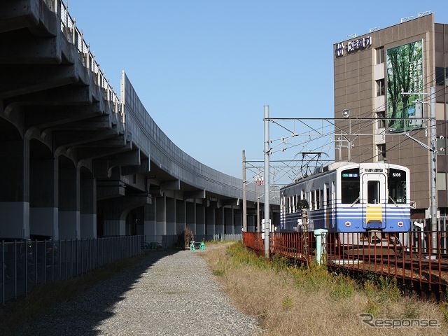 えちぜん鉄道（右）が北陸新幹線の高架橋（左）に一時的に乗り入れて、えちぜん鉄道用の高架橋建設敷地を捻出する。