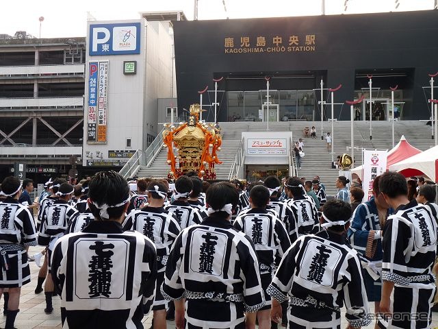 駅舎は当初、赤系統の色で塗られていたが、九州新幹線の全線開業に合わせて黒色に塗り替えられた。