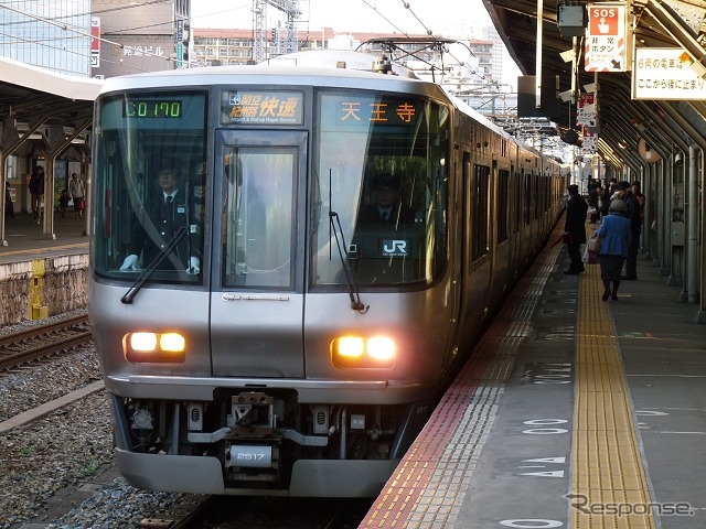 臨時普通列車「白浜花火号」は223系または225系の4両編成で運転される。写真は223系。