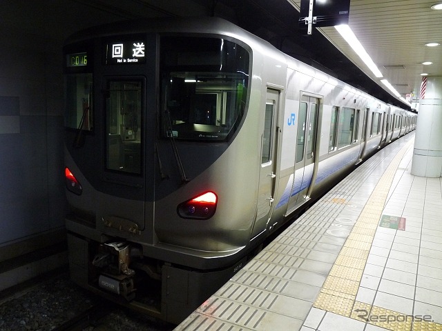 臨時普通列車「白浜花火号」は223系または225系の4両編成で運転される。写真は225系。