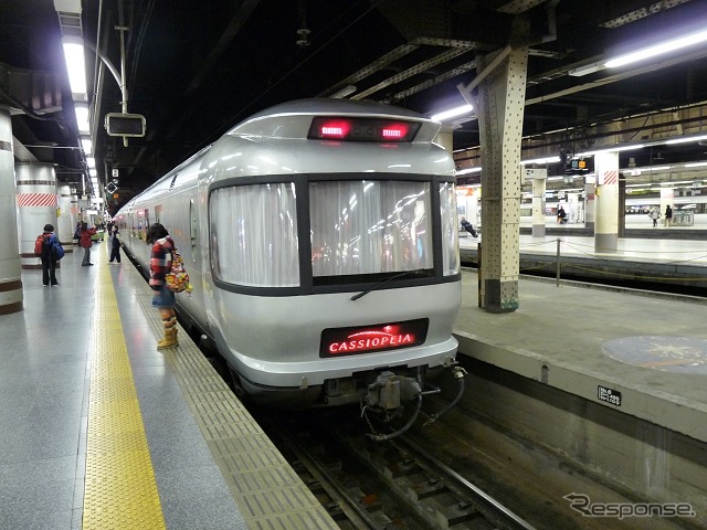 上野駅で発車を待つ寝台特急「カシオペア」。