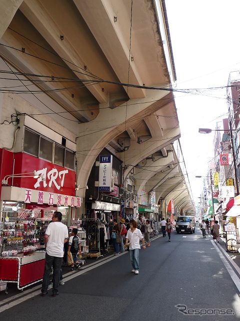 浅草橋駅の古びた高架橋。ホームの部分が道路側に張り出している。