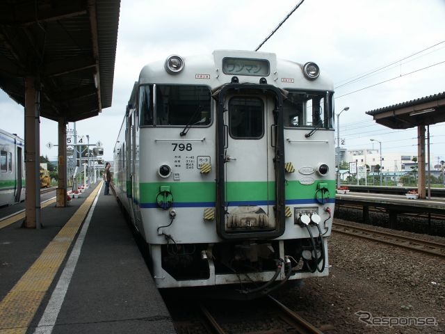 木古内駅で発車を待つ江差行き普通列車。JR東日本や一部の私鉄、第三セクター鉄道のほか、JR北海道も江差線などが利用できる。