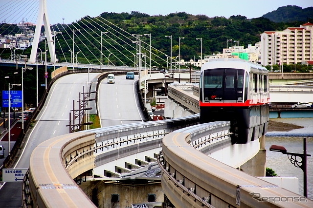 那覇市内を走る沖縄都市モノレール（ゆいレール）。現在の沖縄県では唯一の軌道系公共交通機関だ。