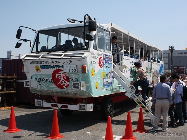 東京貨物ターミナル駅の一般公開イベントで展示された水陸両用バス。