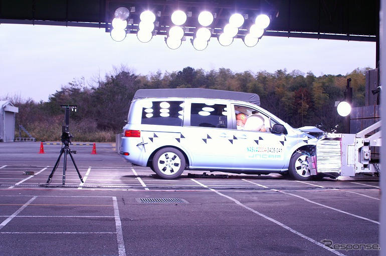 【自動車アセスメント2004】写真蔵…衝撃で吹っ飛ぶ ラフェスタ