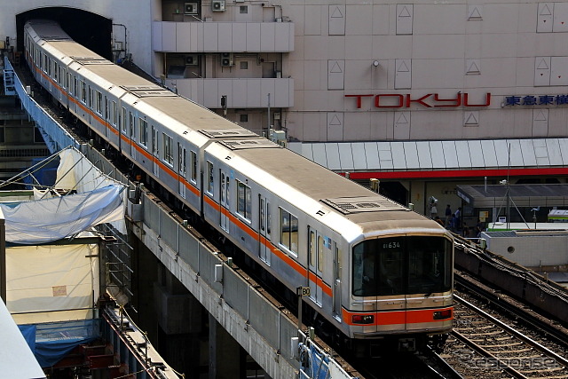 渋谷駅に入線する東京メトロ銀座線の01系電車。