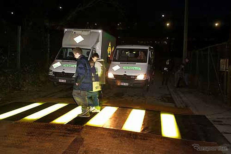 光る横断歩道…カバ・パス