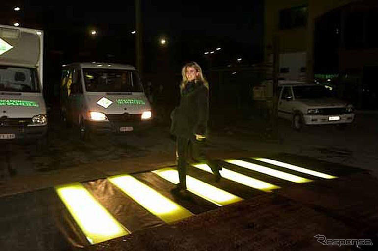 光る横断歩道…カバ・パス