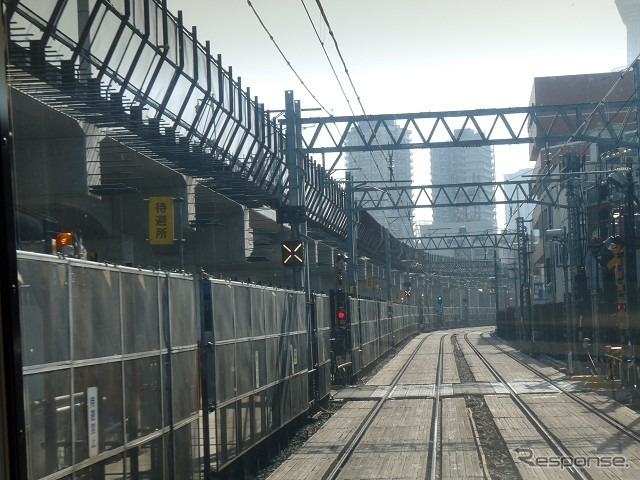 高架化工事が実施されている京成押上線の押上～八広間。8月24日から上り線（中央）が高架線（左）に切り替わる。