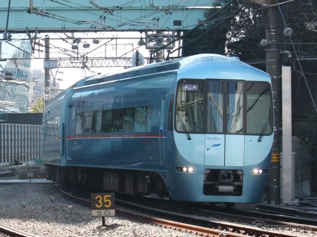 新宿駅に入線する60000形（MSE）。