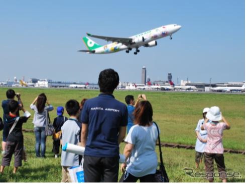 滑走路脇で航空機離発着を見学