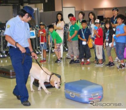 麻薬犬による検査のデモ