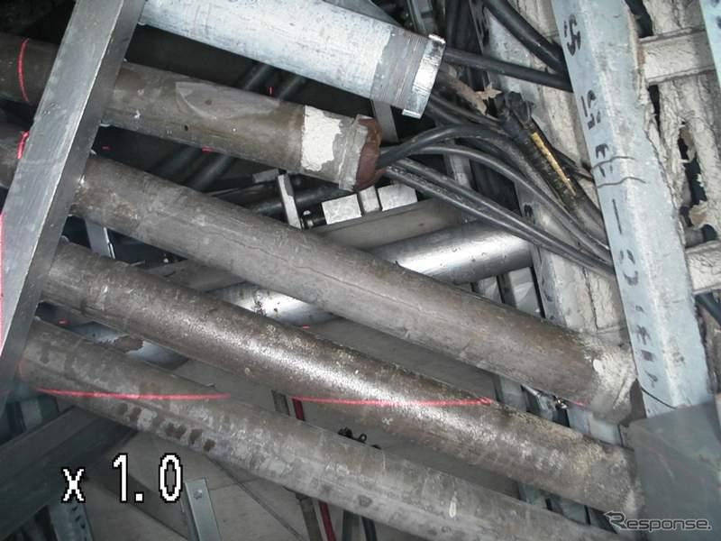 福島第一原発に投入された「高所調査用ロボット」が撮影した2号機の原子炉建屋1階上部空間
