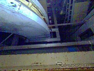福島第一原発に投入された「高所調査用ロボット」が撮影した2号機の原子炉建屋1階上部空間