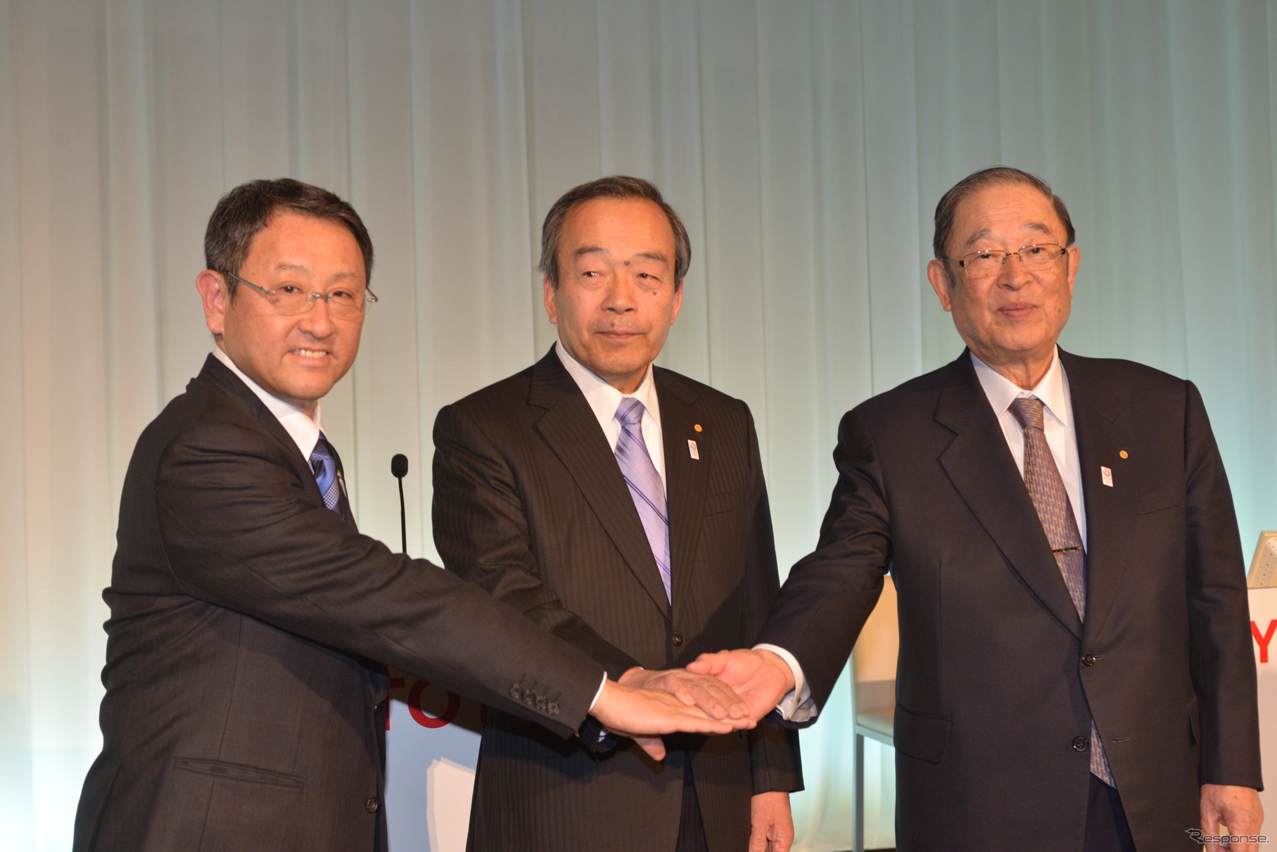 代表取締役社長 豊田章男（左）、代表取締役副会長（中） 内田山竹志、代表取締役会長 張富士夫（右）